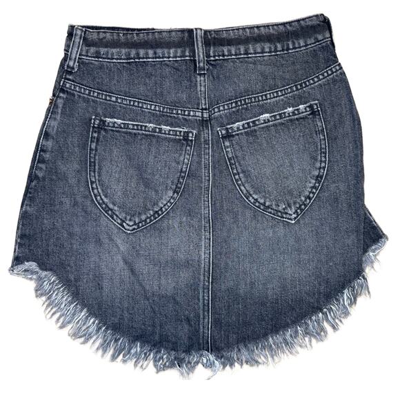Free People We The Free Bailey Black Acid Wash Denim Mini Skirt Sz 25 Frayed Hem - Picture 2 of 6